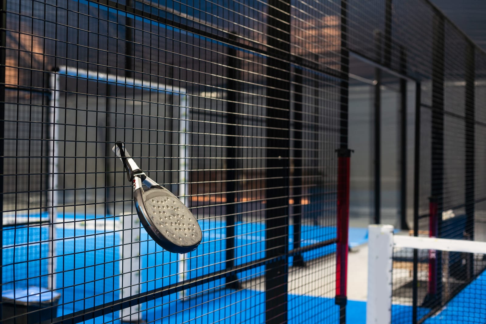 Racchetta da padel sulla rete del campo